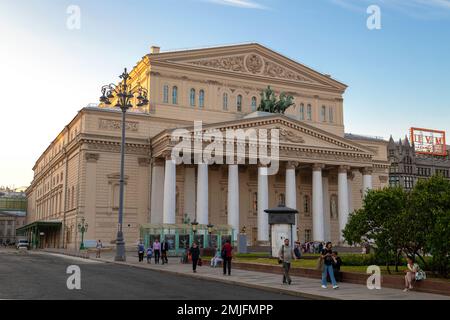 MOSKAU, RUSSLAND - 17. AUGUST 2022: Das Gebäude des staatlichen akademischen Bolschoi-Theaters Russlands am Augustabend Stockfoto