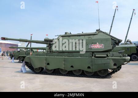 MOSKAU REGION, RUSSLAND - 18. AUGUST 2022: Selbstfahrender 152-mm-Haubitzer 2S33 „Msta-SM“. Ausstellung des internationalen militärisch-technischen Forums 'Army-20 Stockfoto