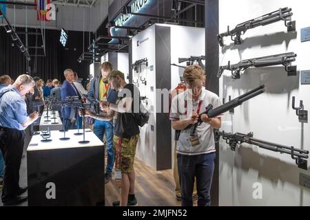 ALABINO, RUSSLAND - 18. AUGUST 2022: Besucher des internationalen militärisch-technischen Forums "Army-2020" am Stand mit Kleinwaffen des Kal Stockfoto