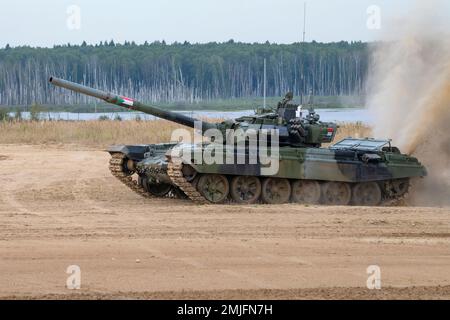 ALABINO, RUSSLAND - 19. AUGUST 2022: Der T-72B3-Panzer des sudanesischen Teams besteht die Panzer-Biathlon-Strecke. Internationale Kriegsspiele Stockfoto