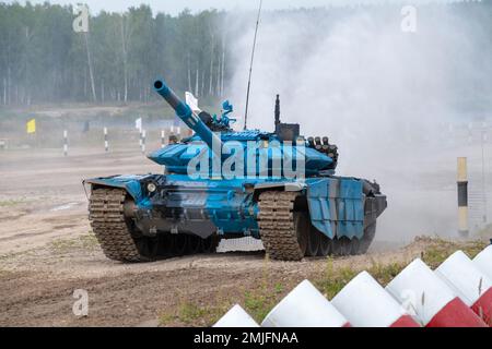 ALABINO, RUSSLAND - 19. AUGUST 2022: Panzer T-72B3 des Teams der Republik Abchasien auf dem Panzer der Biathlon-Strecke. Internationale Kriegsspiele Stockfoto