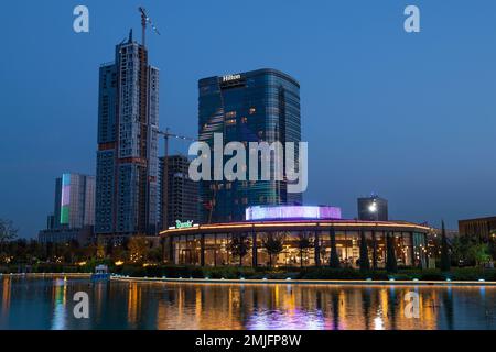 TASCHKENT, USBEKISTAN - 16. SEPTEMBER 2022: Hilton Hotelgebäude in der Abendlandschaft Stockfoto