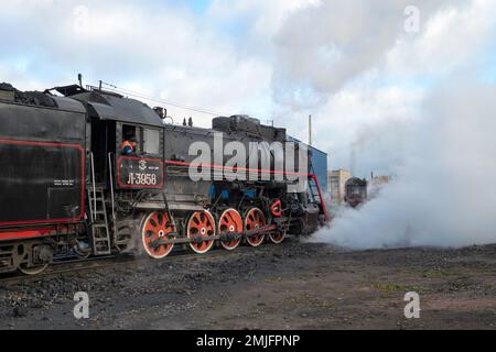 SORTAVALA, RUSSLAND - 09. OKTOBER 2022: Alte sowjetische Dampflokomotive der „L“-Serie lässt Dampf an der Sortavala-Station ab Stockfoto