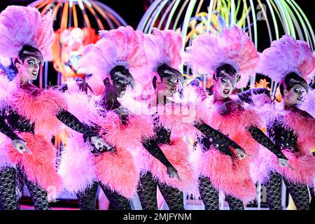 Berlin, Deutschland. 25. Januar 2023. Tänzer des Ensemblys sind während der Fotoprobe des Musicals „La Cage Aux Folles“ (Ein Käfig voller Narren) in der Komischen Oper auf der Bühne. Das Stück feiert seine Premiere am 28. Januar. Kredit: Jens Kalaene/dpa/Alamy Live News Stockfoto