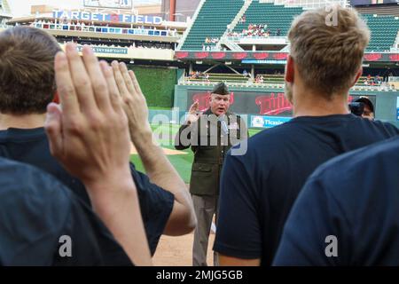 Major General Matthew Baker, Center, kommandierender General, 88. Readiness Division, vereidigt die Einberufung von mehr als 30 zukünftigen Soldaten während einer Zeremonie vor dem Spiel der Minnesota Twins am 29. August 2022 in Minneapolis. Stockfoto