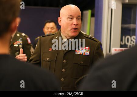 Major General Matthew Baker, Center, kommandierender General, 88. Readiness Division, spricht vor einer feierlichen Vereidigung beim Spiel der Minnesota Twins am 29. August 2022 in Minneapolis mit mehr als 30 zukünftigen Soldaten. Stockfoto