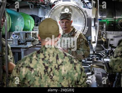 General Glen VanHerck, Commander, North American Aerospace Defense Command und U.S. Kommando Nord, spricht mit Commander. Ryan Heineman, kommandierender Offizier des Angriffs-U-Boots USS John Warner (SSN 785) der Virginia-Klasse, während einer Rundfahrt durch den Torpedoraum des Bootes während eines Besuchs in der Naval Station Norfolk am 29. August 2022. Die Virginia-Klasse, auch bekannt als VA-Klasse oder 774-Klasse, ist eine Klasse von nuklearbetriebenen schnellen Angriffs-U-Booten, die mit den USA im Einsatz sind Die Marine. Stockfoto