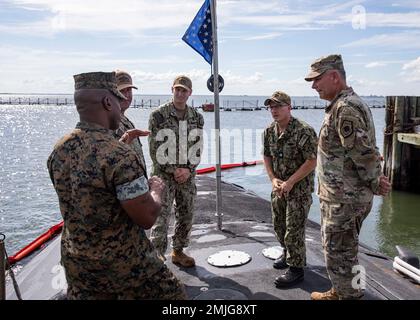 Hauptmann James Porterfield, Kommandoleiter des Hauptquartiers, nordamerikanisches Luftfahrt-Verteidigungskommando und US-amerikanisches Nordkommando, links, spricht mit Commander Commander Cmdr. Ryan Heineman, kommandierender Offizier des Angriffs-U-Boots USS John Warner (SSN 785) der Virginia-Klasse, Mitte rechts, während er das Boot bei einem Besuch der Naval Station Norfolk am 29. August 2022 besichtigte. Die Virginia-Klasse, auch bekannt als VA-Klasse oder 774-Klasse, ist eine Klasse von nuklearbetriebenen schnellen Angriffs-U-Booten, die mit den USA im Einsatz sind Die Marine. Stockfoto