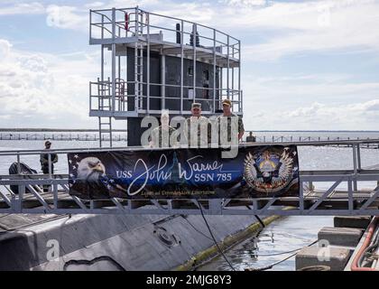 General Glen VanHerck, Commander, North American Aerospace Defense Command und U.S. Kommando Nord, Zentrum, Captain Jason Pittman, Kommandant, U-Boot-Geschwader sechs, Richtig, und Commander. Ryan Heineman, kommandierender Offizier des Angriffs-U-Boots USS John Warner (SSN 785), Left, posiert für ein Foto auf der Stirn von John Warner während einer Rundfahrt durch das Boot an der Naval Station Norfolk, 29. August 2022. Die Virginia-Klasse, auch bekannt als VA-Klasse oder 774-Klasse, ist eine Klasse von nuklearbetriebenen schnellen Angriffs-U-Booten, die mit den USA im Einsatz sind Die Marine. Stockfoto