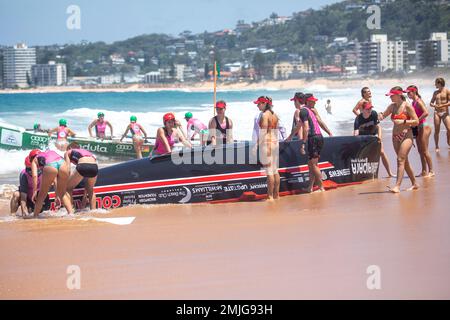 Samstag, 28. Januar 2023. Sydney Northern Beaches Surfboat Carnival am North Narrabeen Beach, lokale Surfclubs Männer und Frauen und ihre traditionellen Surfboote treten in Runde 5 der Bootsvorstellung gegeneinander an, lokale Teams aus Avalon Beach, Collaroy, Palm Beach, North Narrabeen, Freshwater und Coogee. Das Collaroy-Boot ist auf dem Sand umgefallen. Live-Nachrichten von Credit Martin Berry@alamy. Stockfoto