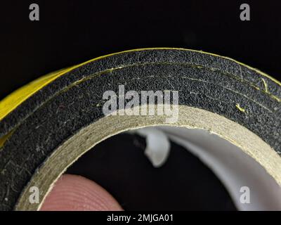 Doppelseitiges Klebeband für Nahaufnahme auf schwarzem Hintergrund. Stockfoto