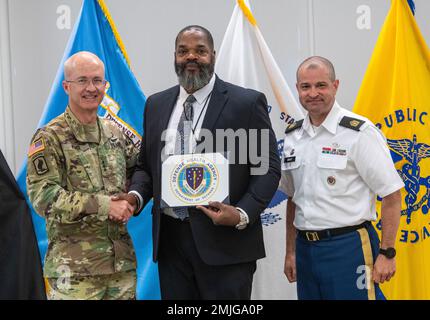 LTG Ronald J. Place, DHA Director, und SGM Isaac A. Bray überreichen Chris Hudson den DHA Employee of the 2. Quarter 2022, Category 1 Award. Chris Hudson war Chief der Customer Support Branch für den Medical Education and Training Campus (METC), Abteilung Informationstechnologie und Multimedia. DHA veranstaltet vierteljährliche Anerkennungszeremonien, um DHA-Mitarbeiter im gesamten Unternehmen für ihr Engagement für die DHA-Mission „Unified“ zu würdigen. Bereit. Zuverlässig. Stockfoto