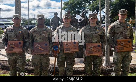 Die USA Army Pacific Command 2022 Best Squad Competition Gewinner stehen (von links nach rechts) Staff Sgt. Angel Dinsmore, Sgt. Justin Pitts, SPC. Alexander Ralph Holmes, SPC. Logan Michael Dornon und SPC. Jonathan Renfro für ein Gruppenfoto mit Auszeichnungen für Schofield Barracks, Hawaii, 29. August 2022. Die Einheit ist aus dem 1. Bataillon, dem 27. Infanterie-Regiment, dem 2. Brigaden-Kampfteam, der 25. Infanterie-Division, und sie konkurrierten gegen Armeeteams aus der Pazifikregion. Diese fünf Soldaten sollen am kommenden mont um den 2022. Wettbewerb der besten Truppe des Verteidigungsministeriums antreten Stockfoto