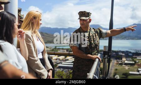 USA Marinekorps Oberst Speros C. Koumparakis, kommandierender Offizier der Marinekorps-Basis Hawaii, spricht mit den Mitarbeitern von Sen. Mazie Hirono während einer Basisreise am MCBH am 29. August 2022. Marines mit Hauptsitz der MCBH, 3D Marine Littoral Regiment und Marine Aircraft Group 24 trafen sich mit den Mitarbeitern von Sen. Mazie Hirono, um die Kenntnisse über laufende Projekte bei MCBH, Bundesinvestitionen in Windward, Oahu, und einen Überblick über die neu designierten 3D MLR zu erweitern. Stockfoto