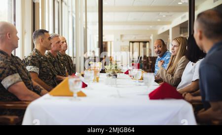 USA Marineführer mit der Basis Hawaii, dem 3D Marine Littoral Regiment und der Marine Aircraft Group 24 unterhalten sich am 29. August 2022 während eines Mittagessens mit den Mitarbeitern von Sen. Mazie Hirono am MCBH. Die Marineführer trafen sich mit den Mitarbeitern von Sen. Mazie Hirono, um das Wissen über laufende Projekte bei MCBH, über Bundesinvestitionen in Windward, Oahu, und einen Überblick über die neu ausgewiesene MLR von 3D zu erweitern. Stockfoto