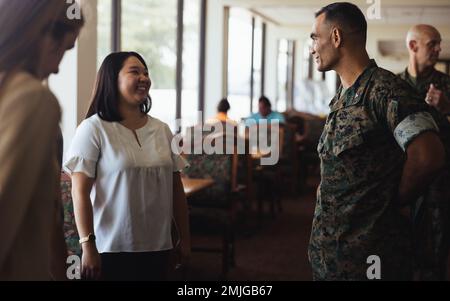 USA Marinekorps-Oberst Speros C. Koumparakis, kommandierender Offizier der Marinekorps-Basis Hawaii, spricht mit der Assistentin des Militärs der Legislative Emily Natori während eines Mittagessens im MCBH am 29. August 2022. Die Marineführer der MCBH-Zentrale, des 3D Marine Littoral Regiment und der Marine Aircraft Group 24 trafen sich mit den Mitarbeitern von Sen Mazie Hirono, um die Kenntnisse über laufende Projekte bei MCBH, Bundesinvestitionen in Windward, Oahu, und einen Überblick über die neu designierten 3D MLR zu erweitern. Stockfoto