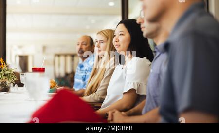 Emily Natori, Assistentin des Militärs von Hawaii, und die Mitarbeiter von Sen Mazie Hirono sitzen am 29. August 2022 in der Marine Corps Base Hawaii zu einem Mittagessen. Die Marineführer der MCBH-Zentrale, des 3D Marine Littoral Regiment und der Marine Aircraft Group 24 trafen sich mit den Mitarbeitern von Sen Mazie Hirono, um die Kenntnisse über laufende Projekte bei MCBH, Bundesinvestitionen in Windward, Oahu, und einen Überblick über die neu designierten 3D MLR zu erweitern. Stockfoto