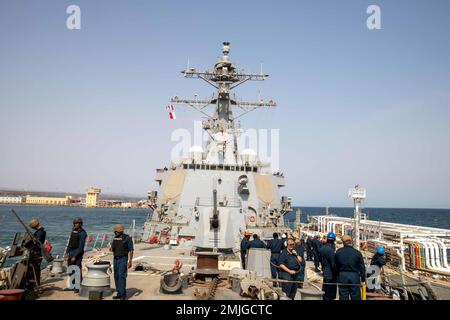220829-N-EH998-1032 GOLF VON ADEN (29. August 2022) der Guided-Missile Destroyer USS Nitze (DDG 94) fährt am 29. August in den Hafen von Dschibuti zum Auftanken. Die USS Nitze wird im US-Flottengebiet 5. eingesetzt, um die Sicherheit und Stabilität des Seeverkehrs im Nahen Osten zu gewährleisten. Stockfoto