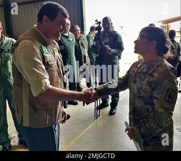 Paulo Sergio Nogueira de Oliveira, General der brasilianischen Armee und derzeitiger Verteidigungsminister Brasiliens, schüttelt Brigadegeneral die Hand. Gen. Isabel Smith, Leiter der New Yorker Nationalgarde des Gemeinsamen Stabes. Einhundertfünfundfünfzig Mitglieder der New Yorker Nationalgarde nahmen an der 5. Jährlichen brasilianischen Joint Exercise TAPIO Teil, die am 29. August 2022 in Campo Grande, Brasilien, stattfand. Stockfoto