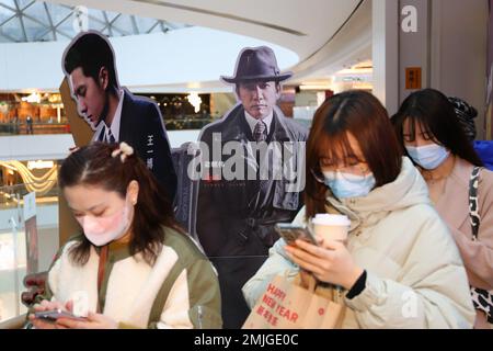 SHANGHAI, CHINA - 27. JANUAR 2023 - Fans passieren ein Filmposter in Shanghai, China, 26. Januar 2023. Am 27. Januar um 21 Uhr betrug der Kassenbestand insgesamt 20 Stockfoto