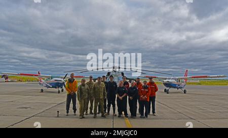 Drei zivile Luftpatrouillenpiloten, drei Luftwaffenmitglieder der Nationalgarde Alaska und sechs Mitglieder der Küstenwache Marine Safety Task Force der Küstenwache Sektor Anchorage nehmen sich einen Moment Zeit für ein Gruppenfoto in Bethel Alaska, 29. August 2022. Teams aus sechs Inspektoren der Küstenwache besuchten insgesamt 20 Gemeinden und inspizierten vom 22. Bis 30. August etwa 50 Lagereinrichtungen für Bulkbrennstoff. Drei Mitglieder der Nationalgarde der Alaska-Armee und drei Piloten der Zivilluftstreitkräfte beförderten Bethel in entlegenere Gemeinden. Stockfoto