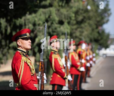 Die georgische Ehrengarde der Streitkräfte grüßt während der Eröffnungszeremonien des Nobelpartners 22 auf der Militärbasis Vaziani, Georgien, 29. August 2022. Die Übung Noble Partner 22 besteht aus 2.400 Militärkräften aus 21 Ländern und soll die Bereitschaft der georgischen, regionalen Verbündeten, Partner und US-Streitkräfte verbessern. Stockfoto