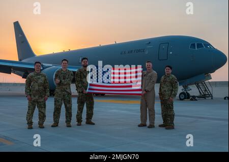 Die Flugbesatzung der ersten Kampfeinheit des KC-46A Pegasus posiert für ein Gruppenfoto am 29. August 2022, während der Beschäftigungskonzeptschübung 22-08 des Air Mobility Command auf dem Al Udeid Air Base, Katar. Die Pegasus und die Flugbesatzung beteiligen sich an der Übung, Luftbetankung in die USA durchzuführen Zentralkommando-Theater. Das Team betankte zwei F-15E Strike Eagles, die der 335. Expeditionstruppe zugeteilt wurden. Stockfoto