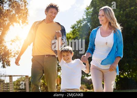 Sie glücklich zu sehen, ist alles, was sie wollen. Eine glückliche Familie, die Zeit zusammen im Freien verbringt. Stockfoto