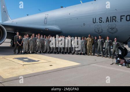 Nach dem Abflug vom 29. August 2022, Luftwaffenstützpunkt McConnell, Kansas, standen Mitglieder der Zivilluftstreitkräfte der Wichita Air Capital Composite Civil Air Patrol und Besatzung vor einem KC-135 Stratotanker. Mitglieder von McConnell nahmen die örtliche zivile Luftpatrouille auf einem 7-stündigen Flug, der bis Pennsylvania und durch Colorado reichte, bevor sie wieder auf der Basis landeten. Stockfoto