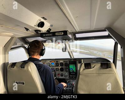 Zivilluftpatrouillenpilot Alex Dupuis bereitet sich auf die Landung in Bethel, Alaska, vor, 29. August 2022. Teams aus sechs Inspektoren der Küstenwache besuchten insgesamt 20 Gemeinden und inspizierten vom 22. Bis 30. August etwa 50 Lagereinrichtungen für Bulkbrennstoff. Drei Mitglieder der Nationalgarde der Alaska-Armee und drei Piloten der Zivilluftstreitkräfte beförderten Bethel in entlegenere Gemeinden. Stockfoto