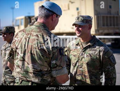 III. Armored Corps und Fort Hood Stellvertretender Generalstabschef - Unterstützung, britischer Generalmajor Michael R. Keating, würdigt Soldaten des 2. Kampfteams der Panzerbrigade, 1. Infanteriedivision, während eine Zeremonie mit herausfordernden Münzen stattfand, während am Ende der Rotation 22-09 im National Training Center in Fort Irwin, Kalifornien, 29. August 2022. Keating besuchte Fort Irwin, um 14 2ABCT Soldaten für ihre harte Arbeit und ihren Einsatz bei NTC zu würdigen. Stockfoto