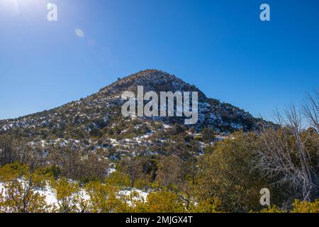 Der Zuckerhut mit Schnee im Winter im Chiricahua National Monument im Cochise County in Arizona, Arizona, Arizona, Arizona, USA. Stockfoto