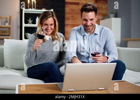 Virtuelle Weinprobe Mit Laptop. Online Party Und Getränke Stockfoto