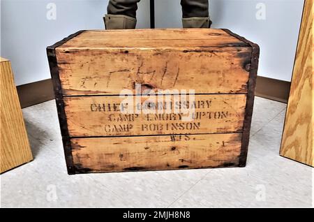 Am 26. August 2022 im Fort McCoy History Center im historischen Gedenkbereich von Fort McCoy, Wisconsin, wird eine mehr als ein Jahrhundert alte Holzkiste gezeigt. Die Kiste wurde Fort McCoy gespendet von Alan McCoy aus Sparta, Wisconsin, dem Enkel von Major Robert Bruce McCoy, nach dem Fort McCoy benannt ist. Die Kiste, die einst Schmalzeimer trug, geht zurück in die Zeit von Camp Emery Upton und Camp Robinson in Wisconsin um 1910. Stockfoto