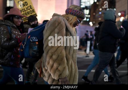 New York, USA. 27. Januar 2023. Demonstranten gehen die 8. Avenue in Richtung Times Square während des Protests, ausgelöst durch die Veröffentlichung des Tyre Nichols fatale Beating Video, New York, NY, 27. Januar 2023. Die Veröffentlichung eines Videos über die tödlichen Schläge von Nichols, einem 29 Jahre alten afroamerikanischen Mann von 5 afroamerikanischen Polizisten in Memphis, löste Proteste in NYC und anderen Städten im ganzen Land aus. (Foto: Anthony Behar/Sipa USA) Guthaben: SIPA USA/Alamy Live News Stockfoto