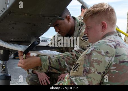 Soldaten, die dem 603. Aviation Support Bataillon, 3. Combat Aviation Brigade, 3. Infanteriedivision zugeteilt wurden, haben während einer Übung des Aircraft Recovery Team am Hunter Army Airfield, Georgia, am 30. August 2022 einen UH-60 Blackhawk aufgestellt. DART-Übungen bereiten Soldaten darauf vor, ein Flugzeug in jedem Zustand sicher und effizient zu Bergen. Stockfoto