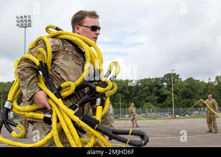 Soldaten, die dem 603. Luftfahrt-Stützbataillon, der 3. Kampfluftfahrt-Brigade, der 3. Infanterie-Division, zugeteilt wurden, legten Seile, mit denen ihr UH-60 Blackhawk während einer Übung des Flugzeugabholungsteams am Hunter Army Airfield, Georgia, am 30. August 2022 ausgestattet wurde. DART-Übungen bereiten Soldaten darauf vor, ein Flugzeug in jedem Zustand sicher und effizient zu Bergen. Stockfoto