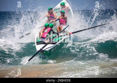 Samstag, 28. Januar 2023. Sydney Northern Beaches Surfboat Carnival am North Narrabeen Beach, lokale Surfclubs Männer und Frauen und ihre traditionellen Surfboote treten in Runde 5 der Bootsvorstellung gegeneinander an, lokale Teams aus Avalon Beach, Collaroy, Palm Beach, North Narrabeen, Freshwater und Coogee. Credits Martin Berry@alamy Live News. Stockfoto