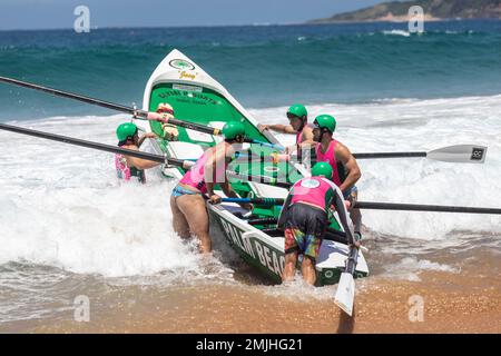 Samstag, 28. Januar 2023. Sydney Northern Beaches Surfboat Carnival am North Narrabeen Beach, lokale Surfclubs Männer und Frauen und ihre traditionellen Surfboote treten in Runde 5 der Bootsvorstellung gegeneinander an, lokale Teams aus Avalon Beach, Collaroy, Palm Beach, North Narrabeen, Freshwater und Coogee. Credits Martin Berry@alamy Live News. Stockfoto