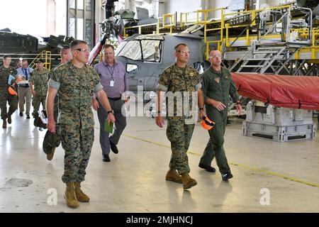 Fleet Readiness Center East (FRCE) Executive Officer LT. Oberstleutnant Jason Raper (rechts) bespricht die MV-22-Überholung mit Major General Scott F. Benedict, kommandierender General des 2. Marine Aircraft Wing (MAW), während einer Tour durch das Depot im August 30 durch die 2. MAW-Führung. Die Tour konzentrierte sich auf den MV-22 Osprey, den F-35 Lightning II und zukünftige Pläne für die F-35 Wartung und Fähigkeiten bei FRCE. Stockfoto