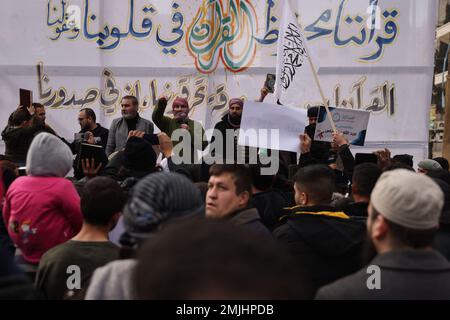 Idlib, Syrien. 27. Januar 2023. Syrische Demonstranten rufen Slogans während eines Protests gegen das Verbrennen einer Kopie des Korans durch den schwedischen Politiker Rasmus Paludan. Kredit: Anas Alkharboutli/dpa/Alamy Live News Stockfoto