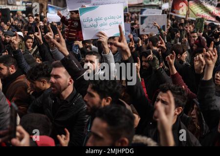 Idlib, Syrien. 27. Januar 2023. Syrische Demonstranten rufen Slogans während eines Protests gegen das Verbrennen einer Kopie des Korans durch den schwedischen Politiker Rasmus Paludan. Kredit: Anas Alkharboutli/dpa/Alamy Live News Stockfoto