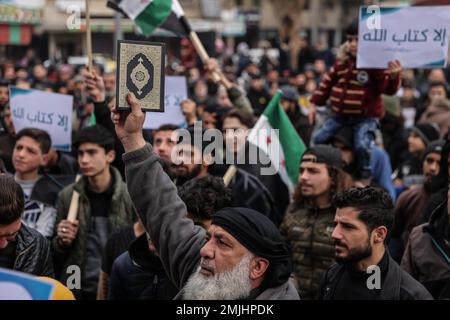 Idlib, Syrien. 27. Januar 2023. Syrische Demonstranten rufen Slogans während eines Protests gegen das Verbrennen einer Kopie des Korans durch den schwedischen Politiker Rasmus Paludan. Kredit: Anas Alkharboutli/dpa/Alamy Live News Stockfoto