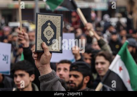 Idlib, Syrien. 27. Januar 2023. Syrische Demonstranten rufen Slogans während eines Protests gegen das Verbrennen einer Kopie des Korans durch den schwedischen Politiker Rasmus Paludan. Kredit: Anas Alkharboutli/dpa/Alamy Live News Stockfoto