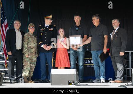 Minnesota National Guear Soldier, Kapitän Adam Aerni, steht mit seiner Tochter und seinen Kollegen Brian Sevigny, Frank Orr und Christopher Witt, nachdem er den Over and Beyond Award für seinen Arbeitgeber United Health Group am 30. August 2022 in Falcon Heights angenommen hatte. Während des Military Appreciation Day der Minnesota State Fair würdigte die Employer Support of the Guard and Reserve die Arbeitgeber von Militärfamilien. (Minnesota National Guard Foto von Staff Sgt. Mahsima Alkamooneh) Military Dankation Day, Minnesota, State Fair, The Minnesota Get-Together, Unterstützung des Arbeitgebers, Nationalgarde, Stockfoto