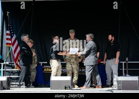 Der Soldat der Nationalgarde von Minnesota, Sergeant First Class Kolt Krumpos, nominierte seinen Arbeitgeber, McNeilus Truck and Manufacturing Incorporated, für ihre Unterstützung während seines Einsatzes. Am Dienstag, dem 30. August 2022, auf der Minnesota State Fair in Falcon Heights, Die Unterstützung der Wache und der Reserve durch die Arbeitgeber wurde 23 Arbeitgebern von Militärfamilien anerkannt und geehrt . (Foto der Nationalgarde von Minnesota, Staff Sgt. Mahsima Alkamooneh) Stockfoto