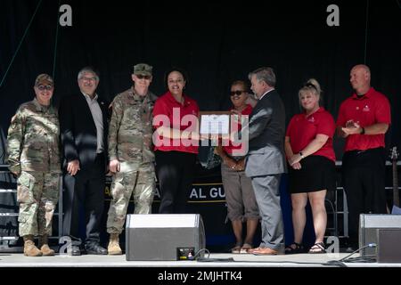 Soldat der Nationalgarde von Minnesota, Master Sergeant Lucas Stombaugh und sein Arbeitgeber, Ramsey County Community Corrections, stehen für Anerkennung, 30. August 2022, in Falcon Heights. Während des Military Appreciation Day der Minnesota State Fair wurden 23 Arbeitgeber aus Militärfamilien von der Employer Support of the Guard and Reserve ausgezeichnet. (Foto der Nationalgarde von Minnesota, Staff Sgt. Mahsima Alkamooneh) Stockfoto