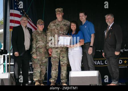 Major Adam Feia, Soldat der Nationalgarde von Minnesota, steht mit seinem Vorgesetzten Kellie zusammen, um die Anerkennung im Namen ihres Arbeitgebers Graco am 30. August 2022 in Falcon Heights zu erhalten. Während des Military Appreciation Day der Minnesota State Fair wurden 23 Arbeitgeber aus Militärfamilien von der Employer Support of the Guard and Reserve ausgezeichnet. (Foto der Nationalgarde von Minnesota, Staff Sgt. Mahsima Alkamooneh) Stockfoto