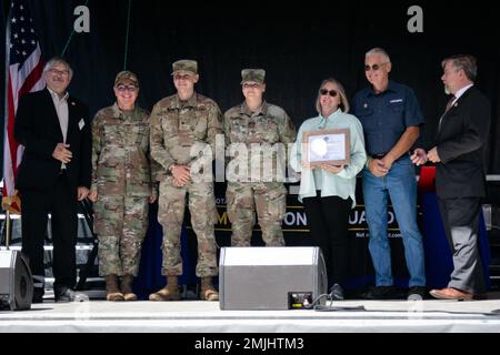 Minnesota National Guard Soldier, SPC. Christopher Weber steht bei den FASTSIGNS-Eigentümern Bev und Thomas Weber, nachdem das Unternehmen am 30. August 2022 in Falcon Heights, MN, den Oben- und Beyond Award erhalten hatte. Während des Military Appreciation Day der Minnesota State Fair wurden 23 Arbeitgeber aus Militärfamilien von der Employer Support of the Guard and Reserve ausgezeichnet. (Foto der Nationalgarde von Minnesota, Staff Sgt. Mahsima Alkamooneh) Stockfoto