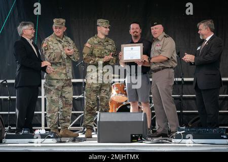 Captain Peter Moseman steht bei Dave Stefans der US Army Reserve Officer, nachdem er den Employer Support of the Guard and Reserve Above and Beyond Award im Namen des Unternehmens am 30. August 2022 in Falcon Heights, MN, angenommen hat. Während des Military Appreciation Day der Minnesota State Fair erkannte und ehrte Employer Support of the Guard and Reserve 23 Arbeitgeber von Militärfamilien. (Minnesota National Guard Foto von Staff Sgt. Mahsima Alkamooneh) Military Dankation Day, Minnesota, State Fair, The Minnesota Get-Together, Unterstützung des Arbeitgebers, Nationalgarde, Stockfoto